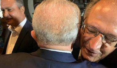 Photo of Lula e Alckmin têm primeiro encontro público e se alinham para formação de chapa